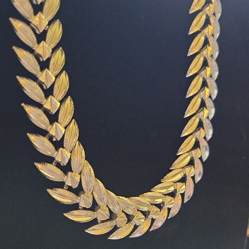 Stunning MCM Coro Silvertone Leaf Necklace